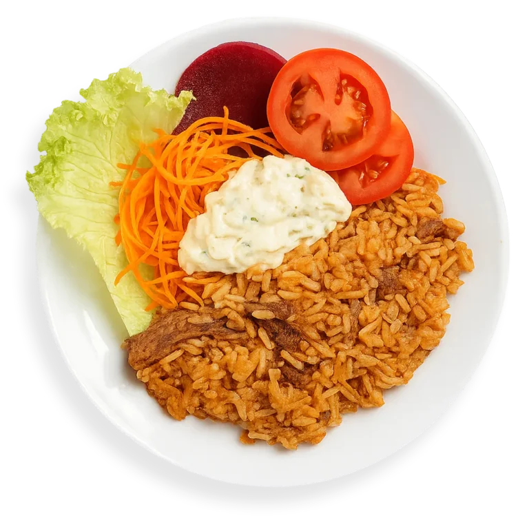 Arroz carreteiro do Pilão Restaurante servido com salada de alface, cenoura, tomate, beterraba e maionese, em Porto Alegre.
