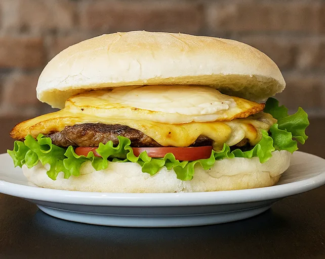 Bauru do Pilão Restaurante com alcatra, queijo, ovo, tomate e alface, servido em prato branco no Menino Deus em Porto Alegre.