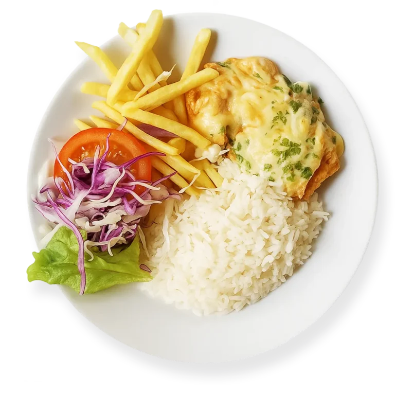 Parmegiana de frango do Pilão Restaurante com arroz, batata frita e salada, servida no Menino Deus em Porto Alegre.