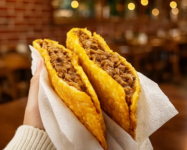 Pastel de carne do Pilão Restaurante, crocante e recheado, servido no Menino Deus em Porto Alegre.